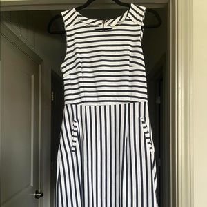 Knee length dress with pockets!